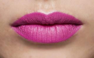 Как правильно красить губы матовой помадой?